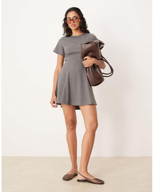 Robe t-shirt courte avec dos ouvert à détail noué et fines rayures - gris ASOS en coloris Multicolor