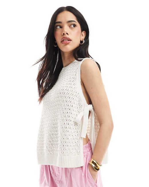 Chaleco Estilo Tabardo Con Lazadas Laterales De Croché De -Blanco ASOS de color White