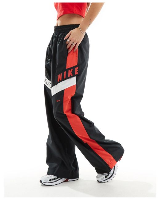 Streetwear - pantaloni sportivi neri e rossi di Nike in Red