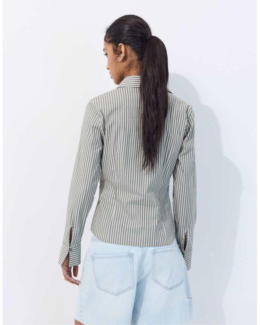 Camicia Basic Aderente A Righe Kaki di Stradivarius in Blue