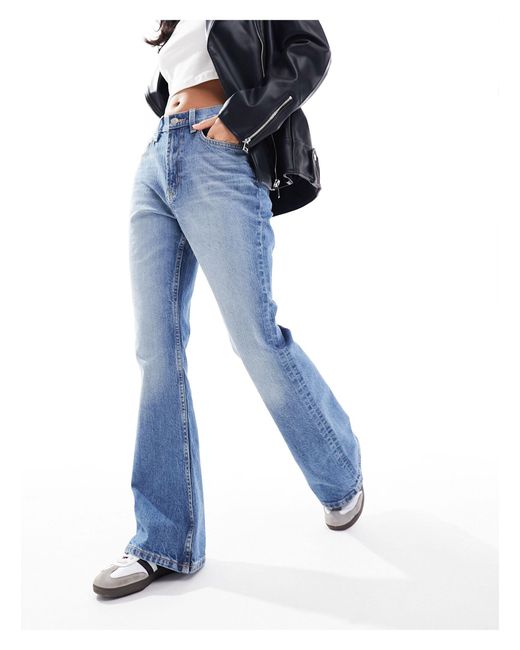 Asos design petite - jeans a zampa medio di ASOS in Blue