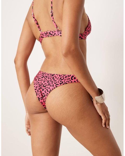 Slip Bikini Leopardati A V di OOSC in Red