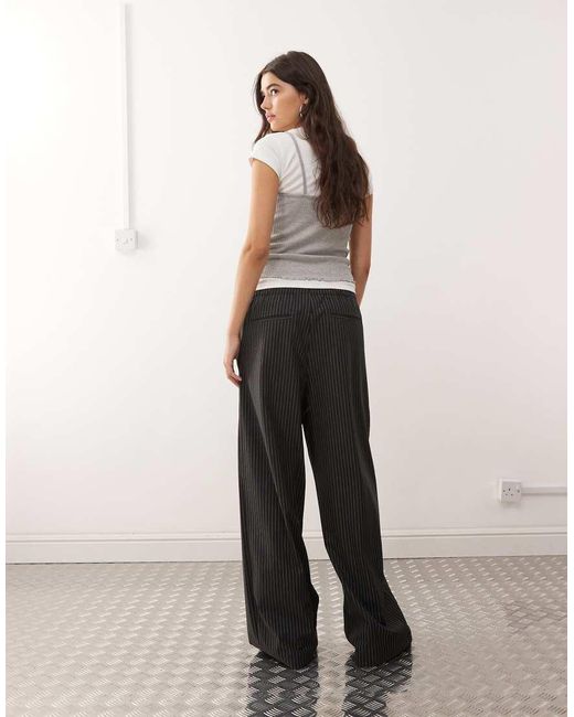 Pantalones Gris Oscuro De Pernera Ancha Con Raya Diplomática Y Cintura Elástica De Weekday de color White