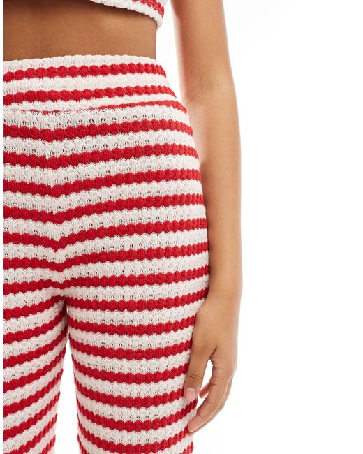 Pantaloni slim ampi a righe rosse e bianche testurizzati all'uncinetto di ASOS in Red