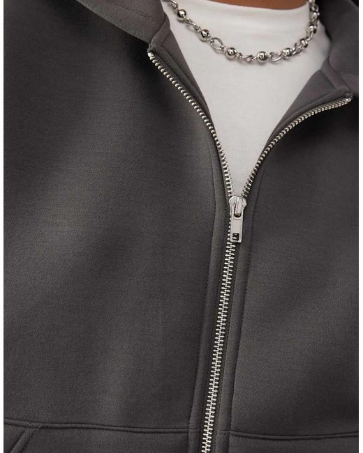 Weekday Scarlet in het Gray