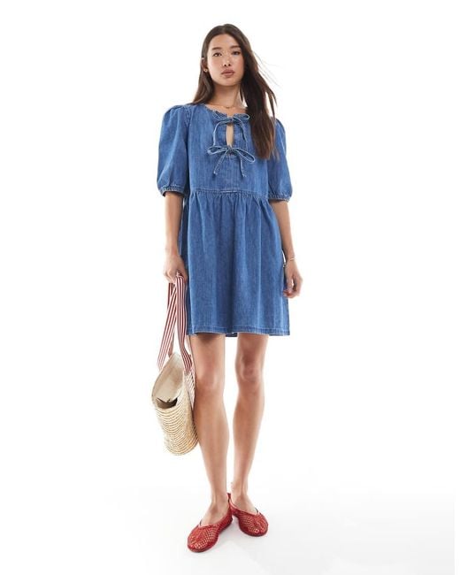 Vestido Corto Vaquero Azul Medio Con Mangas Abullonadas Y Lazadas Delanteras De New Look ONLY de color Blue