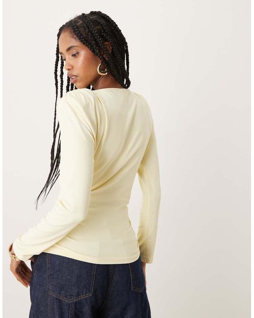 ASOS Top Van Cupro Met Geplooide Schoudervulling En Lange Mouwen in het Natural