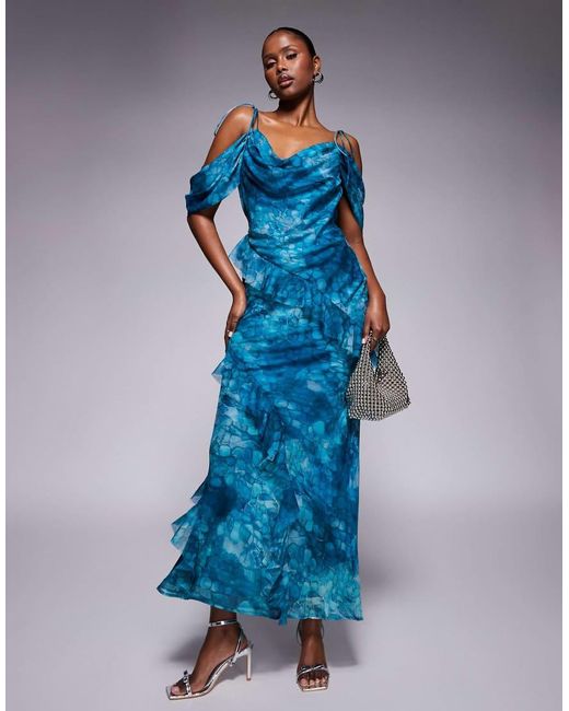 Vestito Lungo Blu Con Stampa Astratta, Spalle Scoperte, Taglio Sbieco E Volant di ASOS in Blue