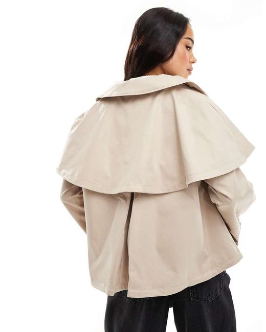 Miss Selfridge Cropped Trenchcoat Met Cape-Model in het Natural