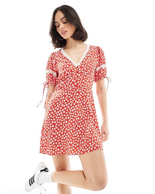 Vestido De Tarde Corto Con Estampado De Florecitas De Wednesday's Girl de color Red