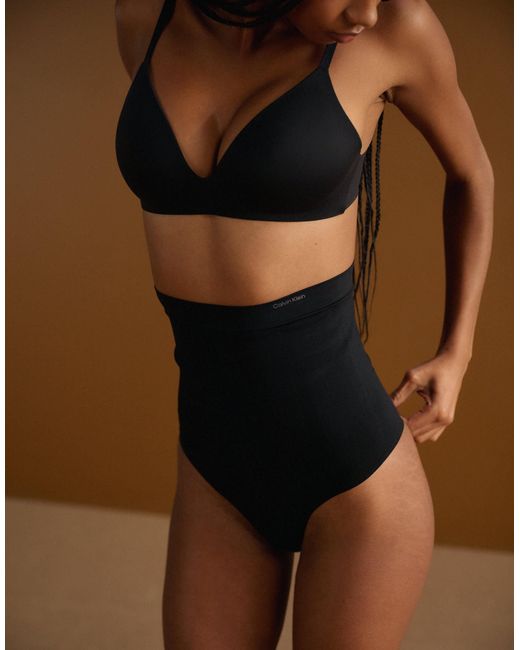 Shapewear - string gainant extra ferme Calvin Klein en coloris Brown