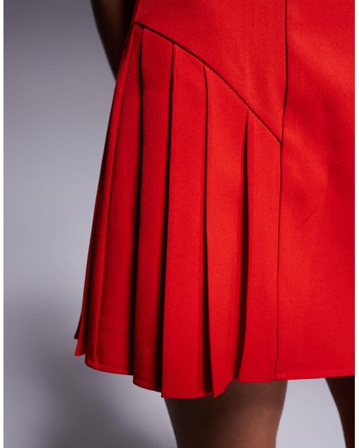 Exclusivité - - robe courte sans manches ajustée avec plis aux hanches et boutons à l'avant Kaiia en coloris Red