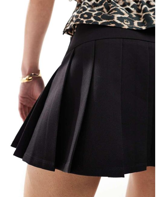 Minigonna Pantalone A Pieghe Nera di Stradivarius in White