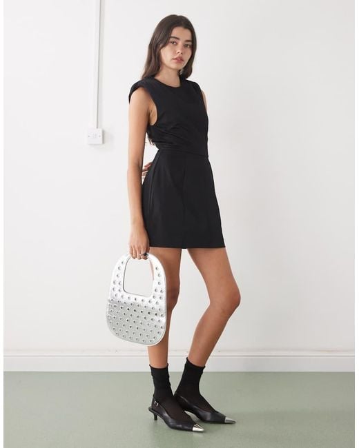 Vestido Corto Con Cintura Entallada, Hombreras Y Falda Con Vuelo De Monki de color White