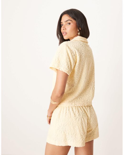 Chemise courte d'ensemble en tissu éponge texturé à fleurs avec col à revers - jaune ASOS en coloris Natural