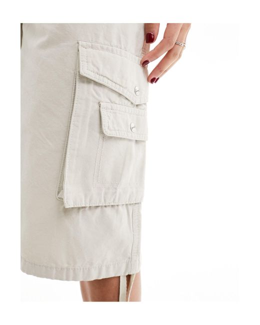 Pantaloncini cargo taglio lungo color sabbia slavato di Bershka in White