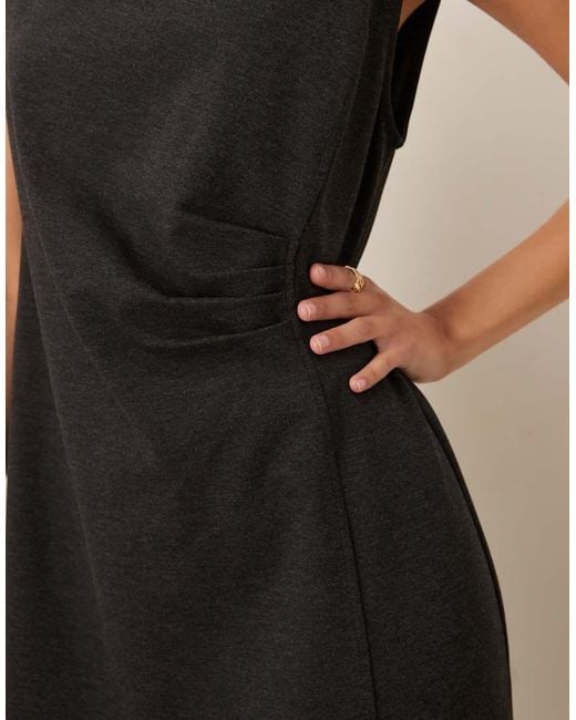 Vestito Midi Senza Maniche Con Scollo A Barchetta E Spacco Color Antracite di Mango in Natural
