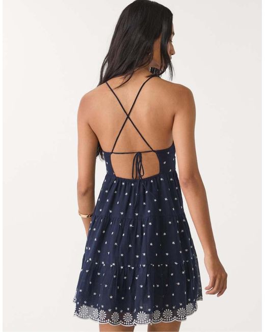 Stradivarius Korte Jurk Met Borduursels in het Blue