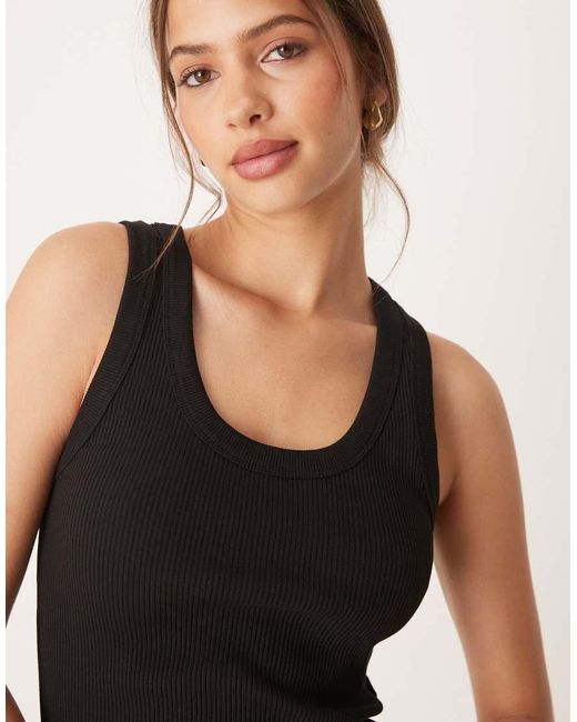 Top Sin Mangas Con Cuello Redondo De Canalé De ASOS de color Black