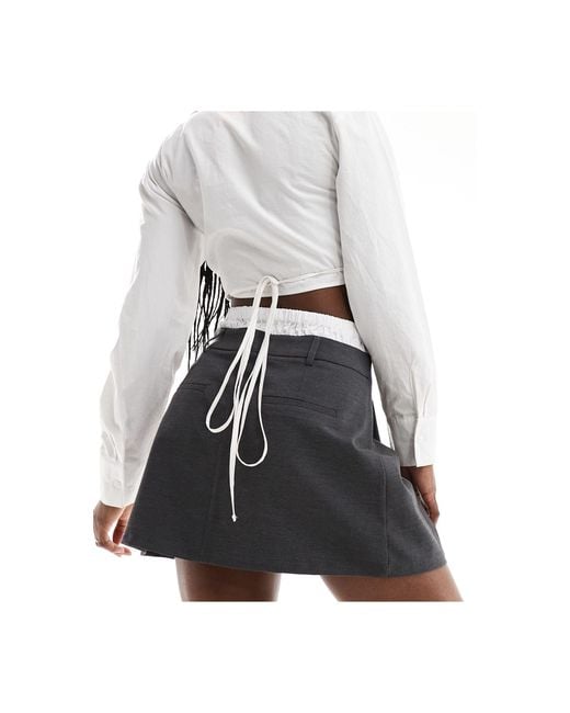 Minifalda gris plisada con cinturilla tipo bóxer Pimkie de color White