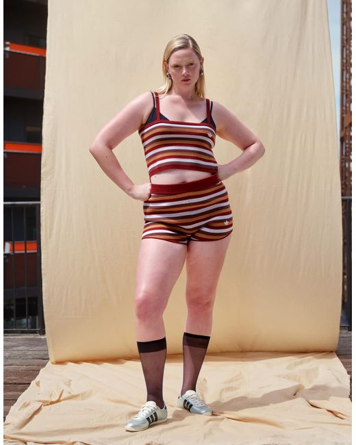 Originals x asos - short d'ensemble en maille rayée - bordeaux Adidas en coloris Natural