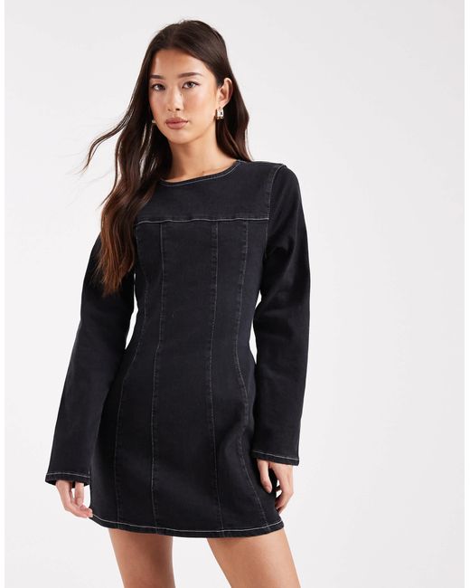 Robe courte structurée en jean avec taille cintrée et manches longues ASOS en coloris Black