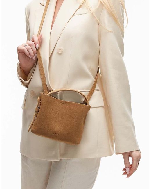ARKET Kleine Suède Crossbody Tas Met Gesp Aan De Zijkant in het Natural