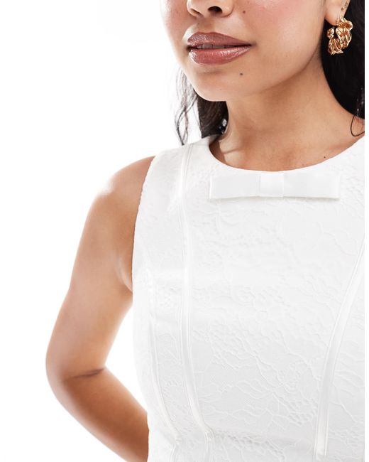 Forever New White – einfarbiges minikleid aus strukturierter spitze mit kontrastierender schleife