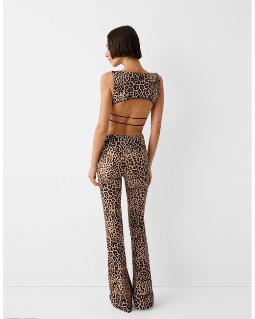 Pantaloni a zampa con stampa leopardata di Bershka in Natural