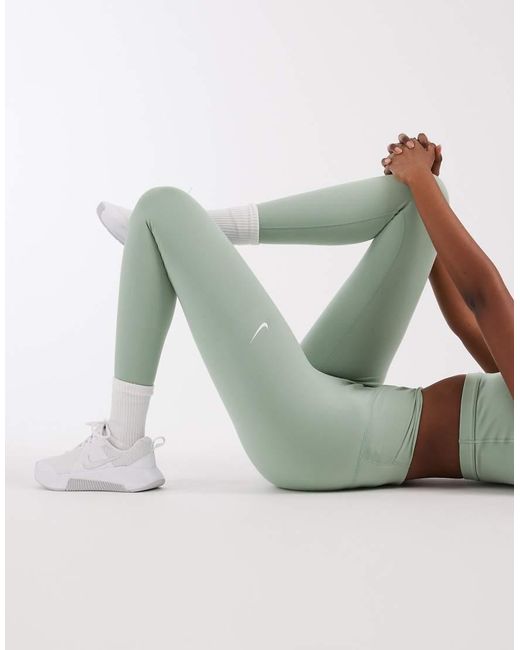 Nike One in het White