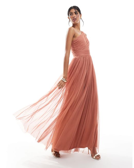 L'invitée - robe longue asymétrique à volants en cascade - rosé LACE & BEADS en coloris Pink