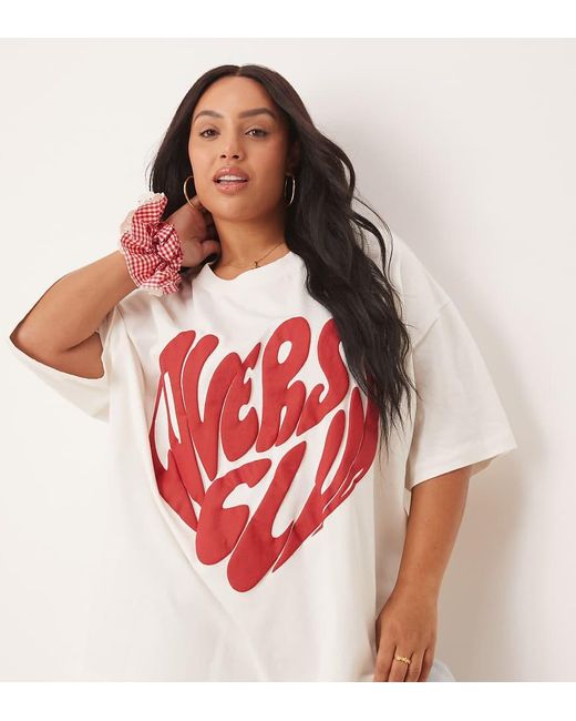 Camiseta Extragrande Con Estampado Gráfico "Lovers Club" De Asos Design Curve-Blanco ASOS de color Red