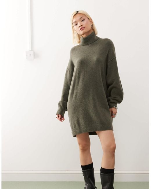 Exclusivité asos - - robe courte en maille avec col montant - kaki chiné Weekday en coloris Green