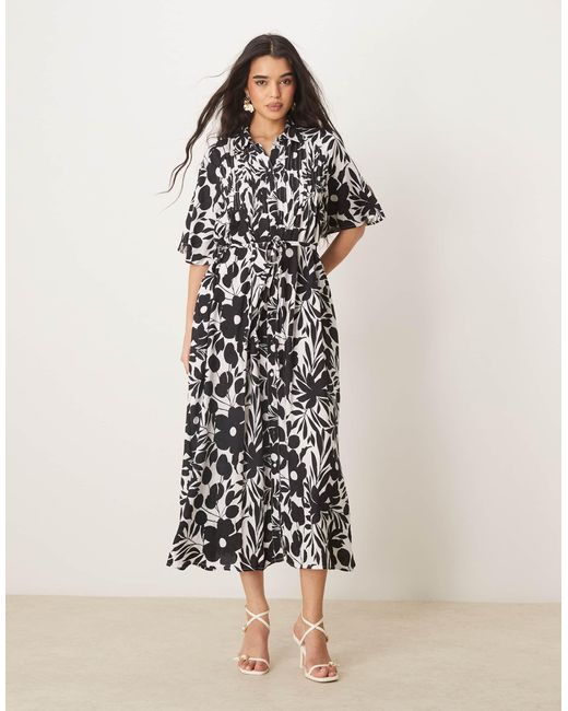 Y.A.S Multicolor – kleid mit knopfleiste, bindegürtel, ausgestellten ärmeln und schwarz-weißem blumenmuster
