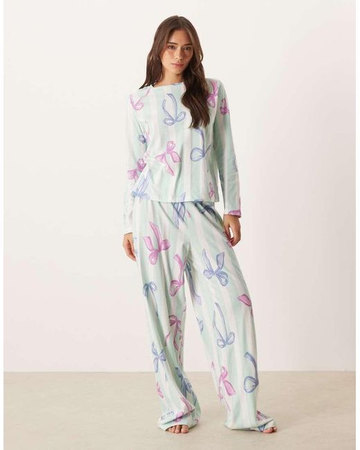 ASOS Pyjamaset Van Gestreepte Top Met Lange Mouwen En Broek Met Strikkenprint in het White