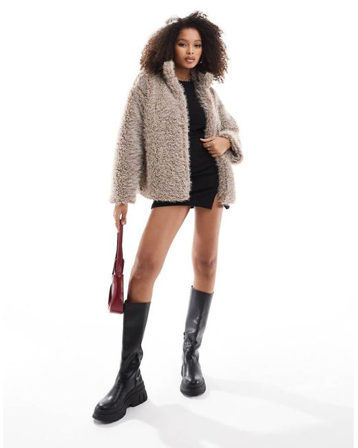 Chaqueta Corta De Tejido Efecto Peluche Mullido De - Neutro Y.A.S de color Natural