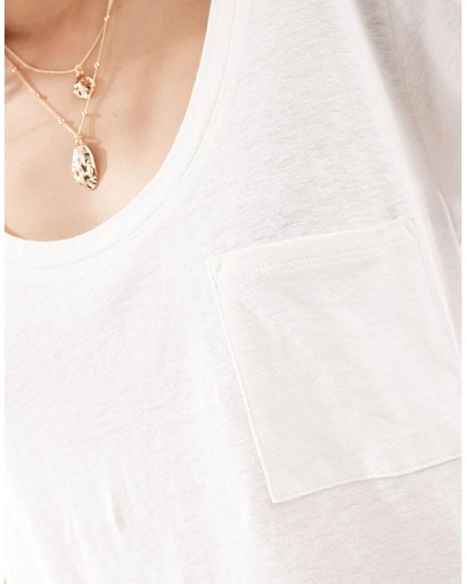 Camiseta blanca con cuello ancho y bolsillo ASOS de color White