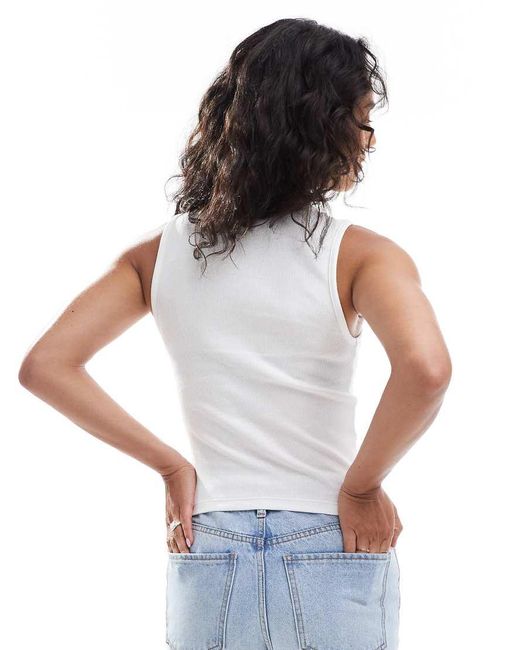 Canotta Bianca A Coste Con Scollo Rotondo di ASOS in White