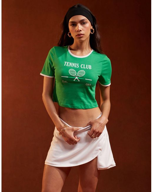 Sport core - t-shirt crop top à bords contrastants avec imprimé tennis club - et blanc Pieces en coloris Green