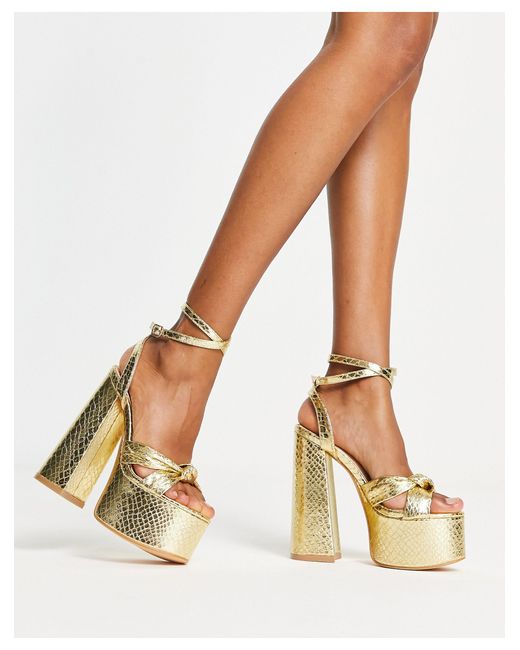 Glamus - sandali con tacco e plateau color pitonato di Glamorous in Metallic
