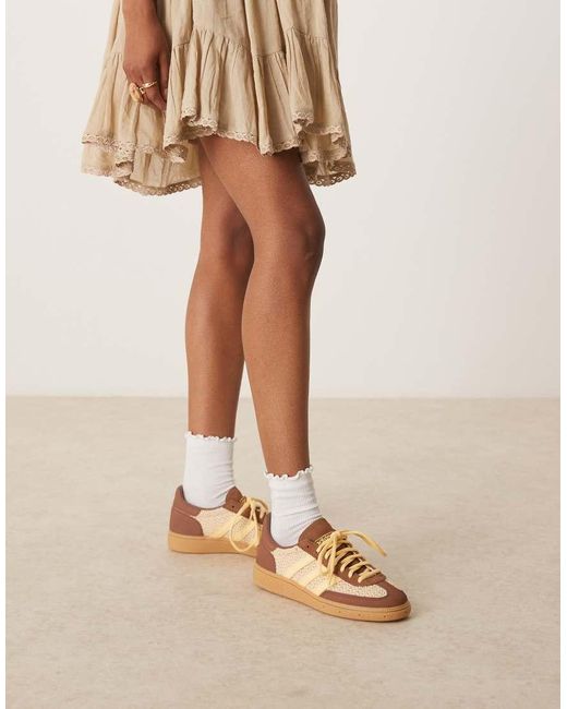 Handball Spezial di Adidas Originals in Natural