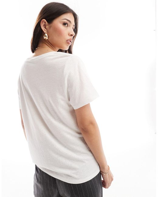 T-shirt effetto lino bianca con scollo rotondo e tasca di ASOS in White