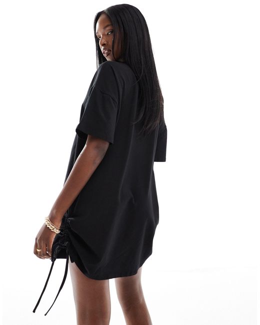 Vestido corto estilo camiseta extragrande con laterales fruncidos de In The Style de color Black