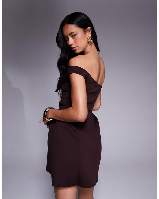 Robe bandeau courte et structurée en imitation néoprène à détail rabattu et jupe plissée coupe carrée - chocolat ASOS en coloris Brown