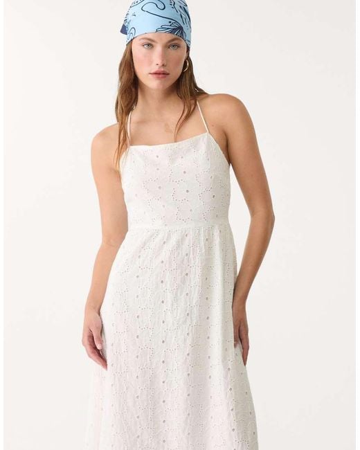 Stradivarius Midi Jurk Met Borduursels in het White