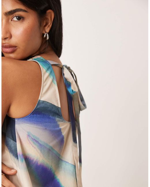 Robe courte à taille basse et dos nu en voile avec imprimé abstrait - bleu ASOS en coloris Blue