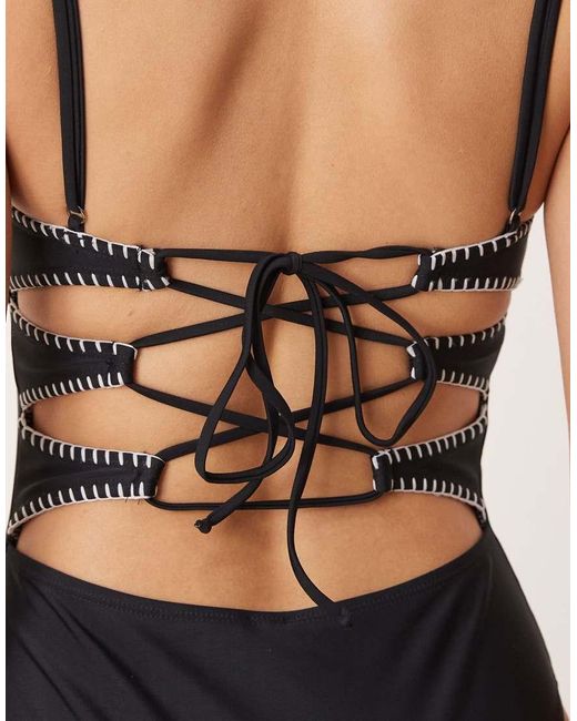 Costume Da Bagno Con Con Cuciture E Allacciatura Incrociata Sul Retro di Stradivarius in Black