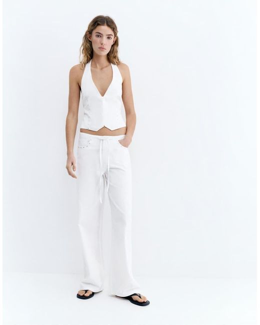 Top Allacciato Al Collo Con Borchie di Pull&Bear in White