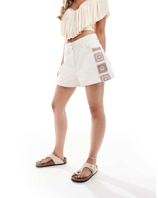 Pantalones Cortos Vaqueros Dad Con Inserto De Croché De -Blanco ASOS de color White