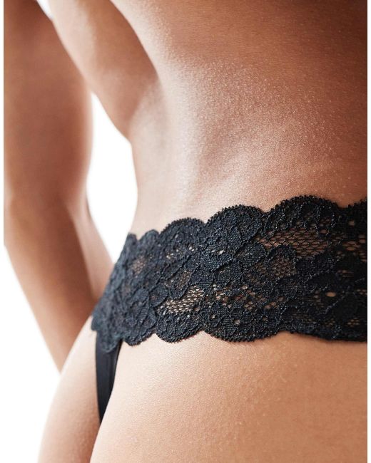 String avec bord en dentelle ONLY en coloris Black